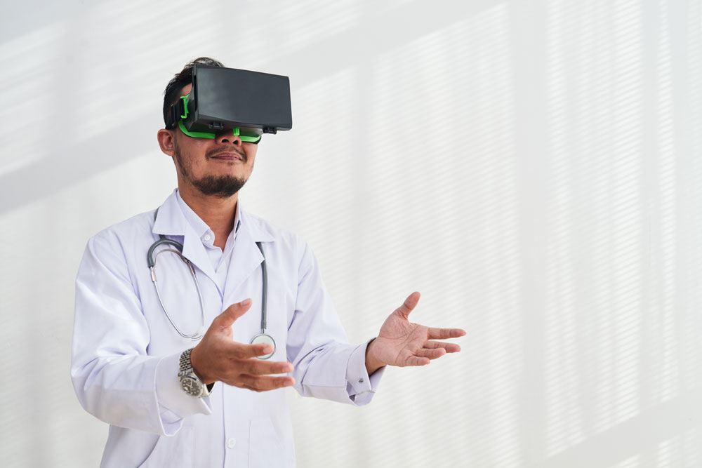 Médico utilizando lentes de realidad virtual (VR)